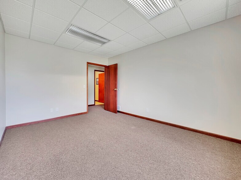 More Photos Of 808 4th St NE, Hampton Office For Sale