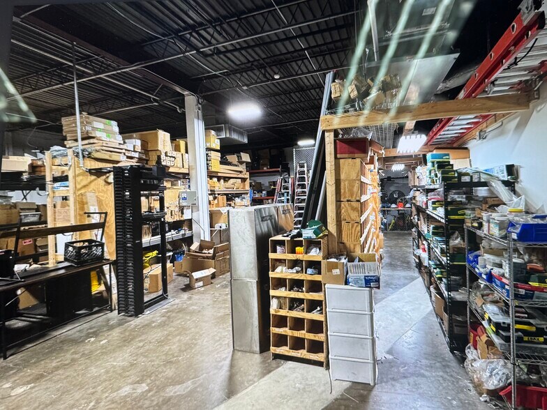 More Photos Of 1691 Shelby Oaks Dr N, Memphis Light Distribution For Lease