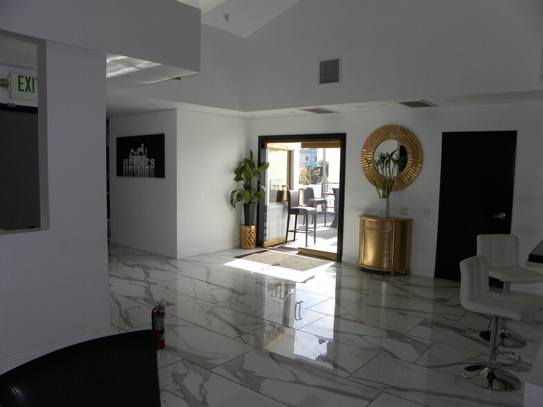 More Photos Of 4225 Crenshaw Blvd, Los Angeles Bar For Lease