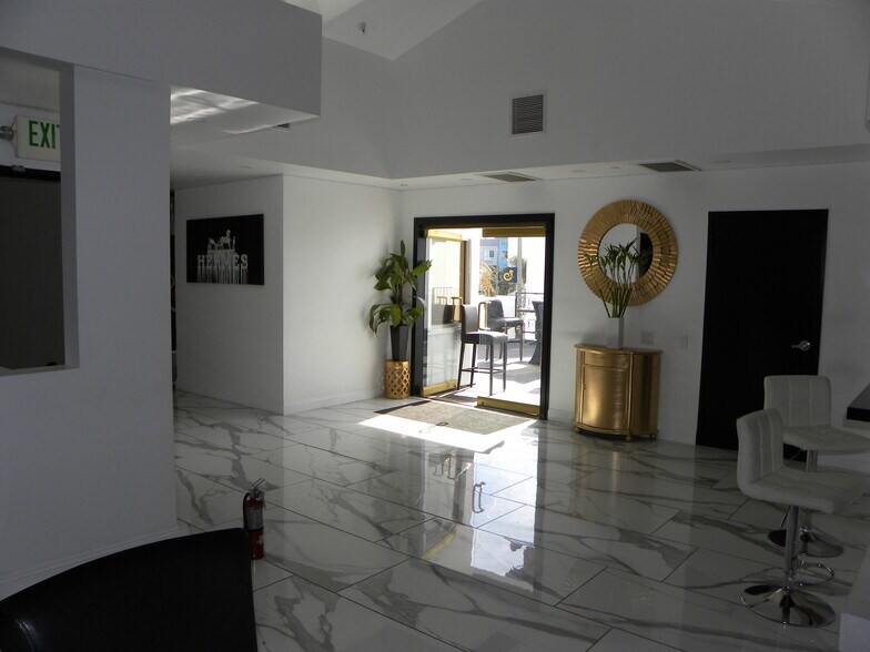 More Photos Of 4225 Crenshaw Blvd, Los Angeles Bar For Lease