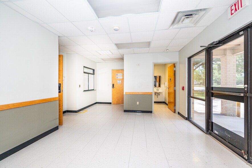More Photos Of 1105 Avenue H, Bay City Medical For Lease