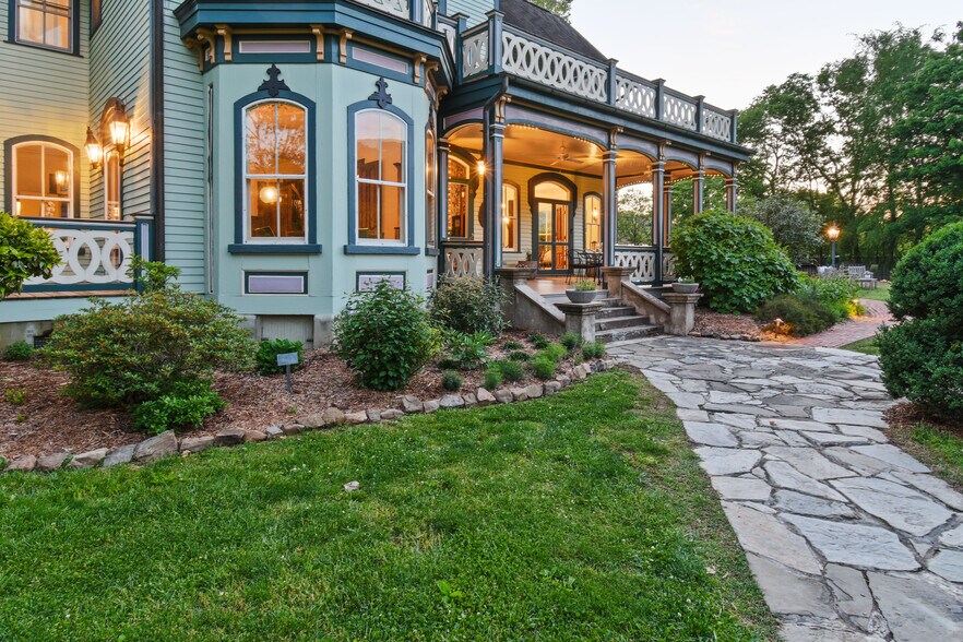 More Photos Of 204 Lawson St, Hot Springs Hotel For Sale