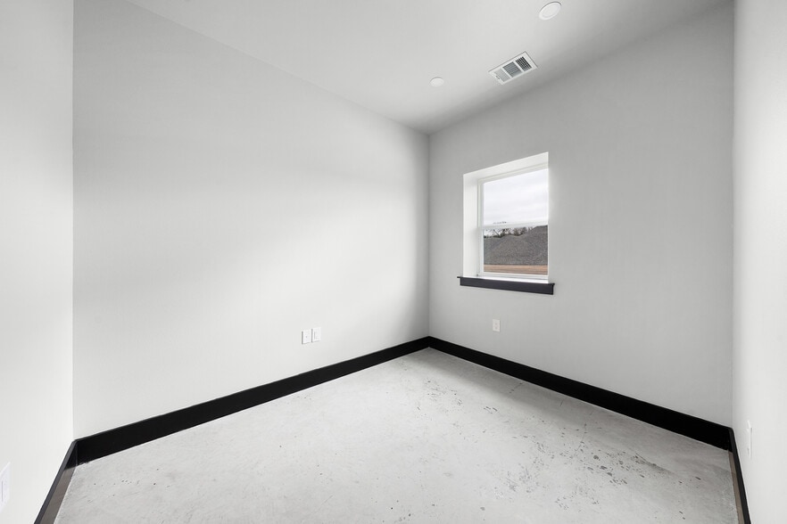 More Photos Of 1240 Blackland Trl, Lavon Warehouse For Lease