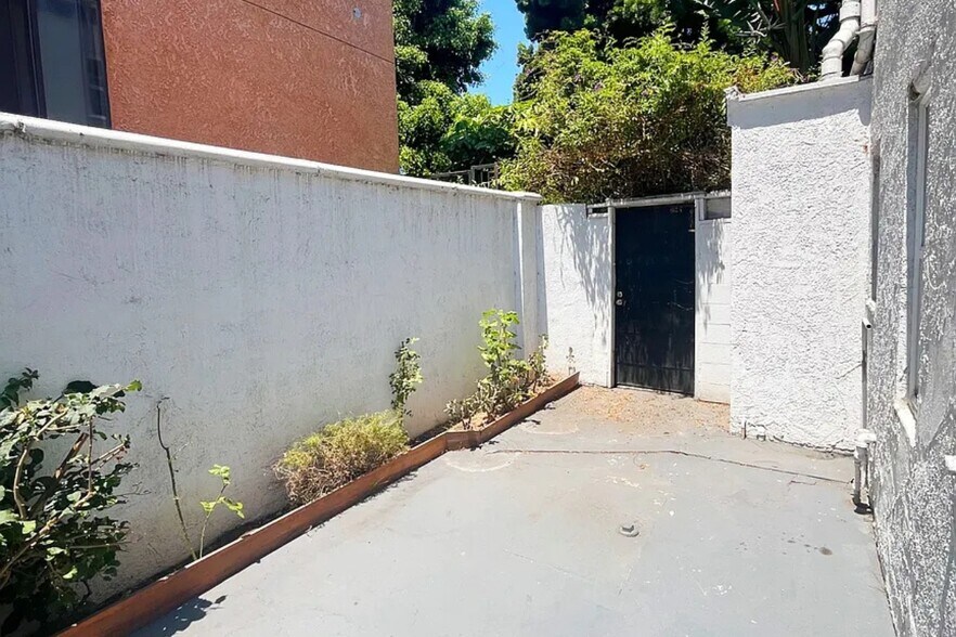 More Photos Of 2403 Louella Ave, Venice Apartments For Sale