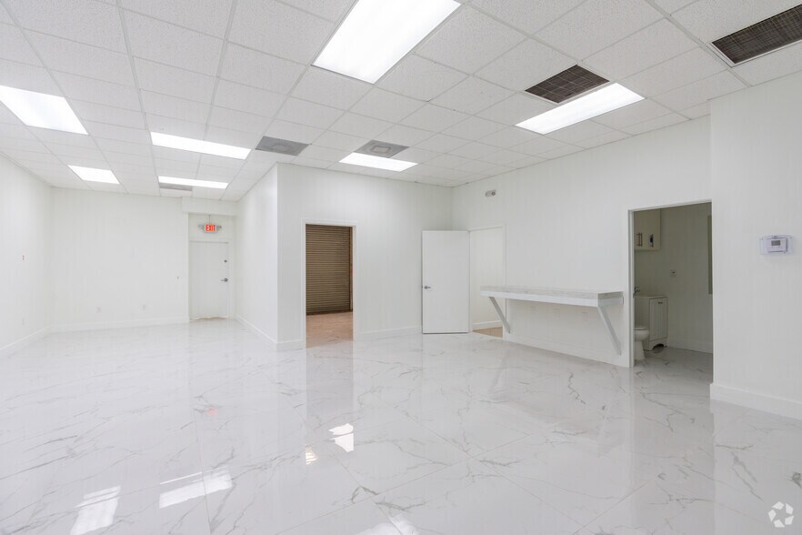 More Photos Of 1000 Park Centre Blvd, Miami Showroom For Lease