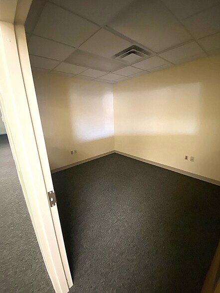 More Photos Of 109 Platinum Dr, Bridgeport Office For Lease