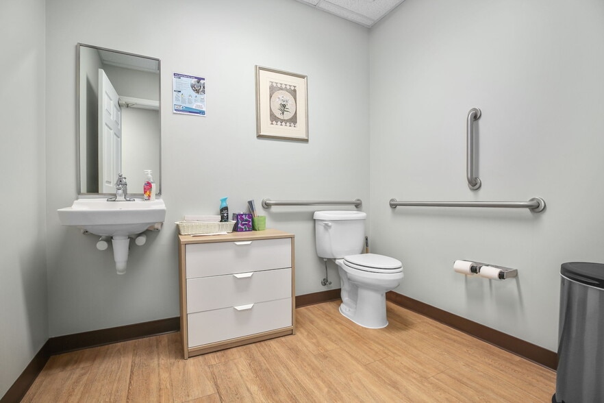 More Photos Of 107 Olde Greenwich Dr, Fredericksburg Office For Sale