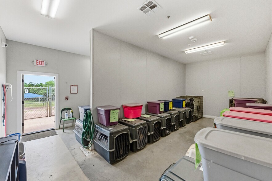 More Photos Of 1410 Live Oak Rd, Leander Showroom For Sale