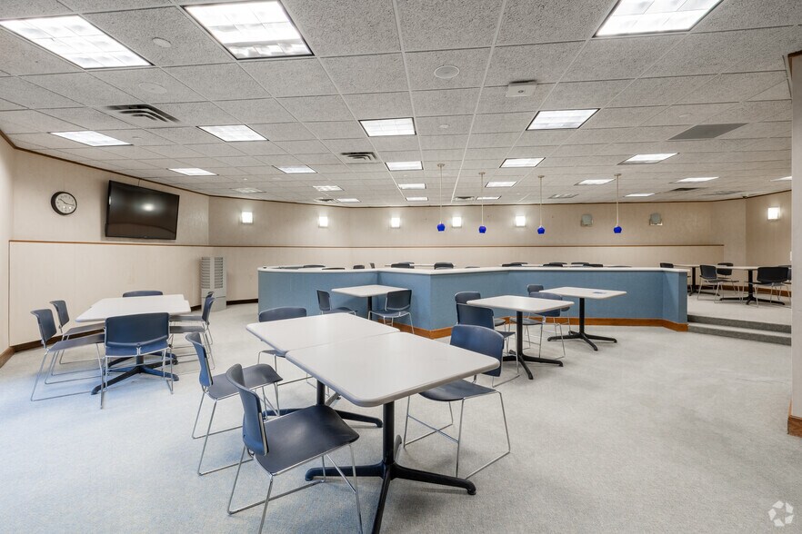 More Photos Of 700 & 734 S Waverly Rd, Holland Office For Lease