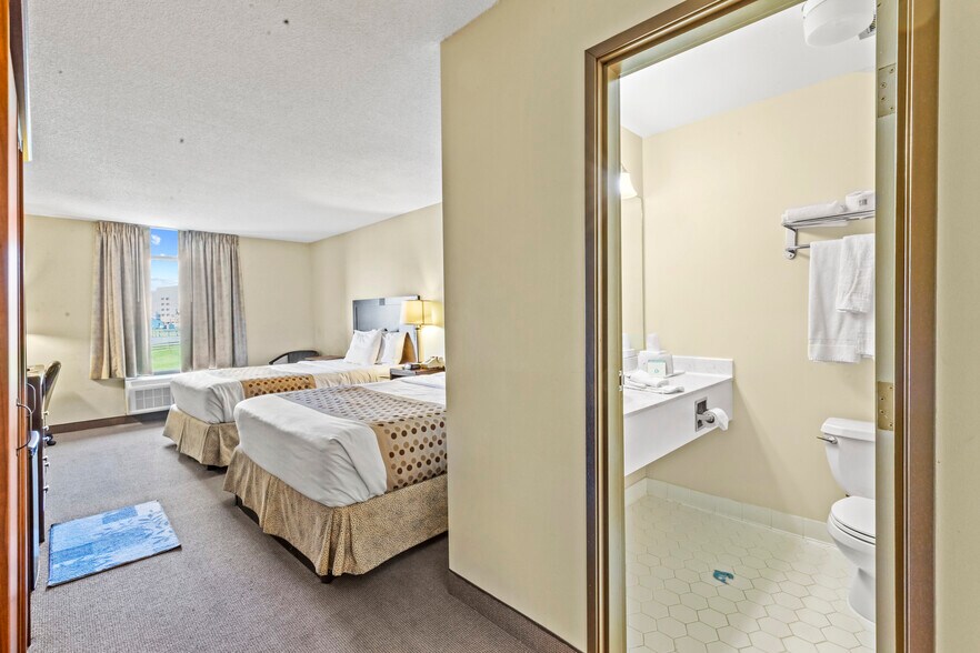 More Photos Of 30 Colonial Ave, Colonial Beach Hotel For Sale