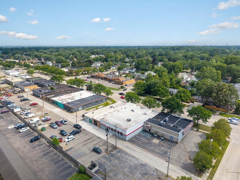 More Photos Of 1006 W 14 Mile Rd, Clawson Storefront For Lease