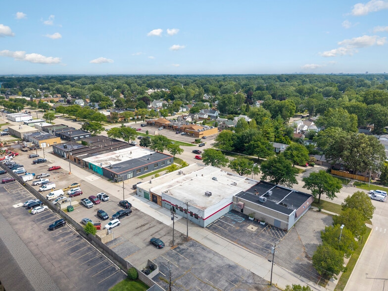 More Photos Of 1006 W 14 Mile Rd, Clawson Storefront For Lease
