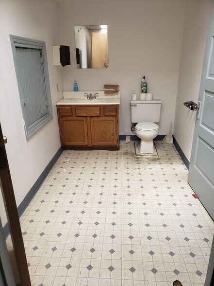 More Photos Of 3528 Warsaw Ave, Cincinnati Light Distribution For Lease