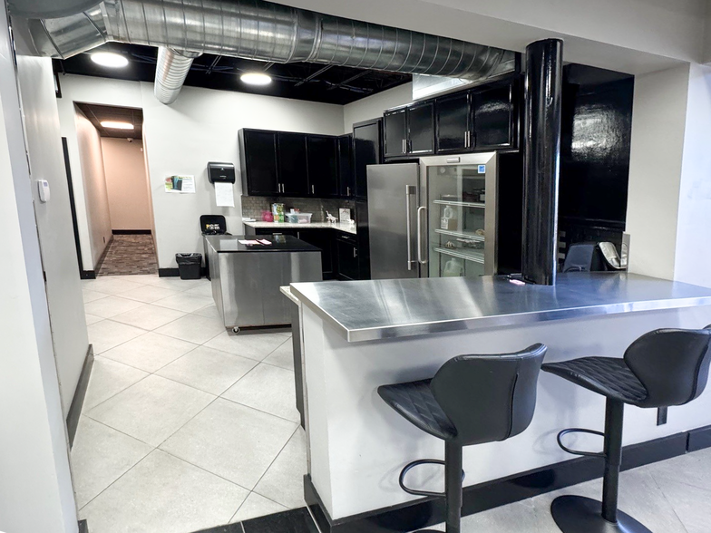 More Photos Of 5770 E Skelly Dr, Tulsa Office For Lease