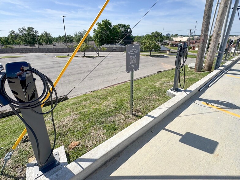 More Photos Of 5770 E Skelly Dr, Tulsa Office For Sale