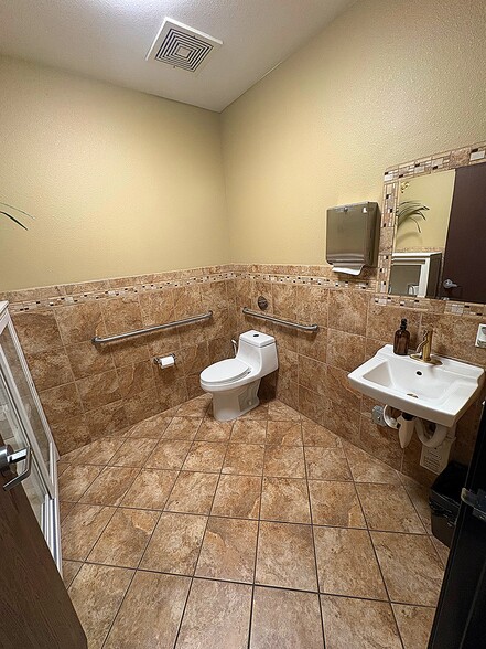 More Photos Of 5915 Edmond St, Las Vegas Office For Sale