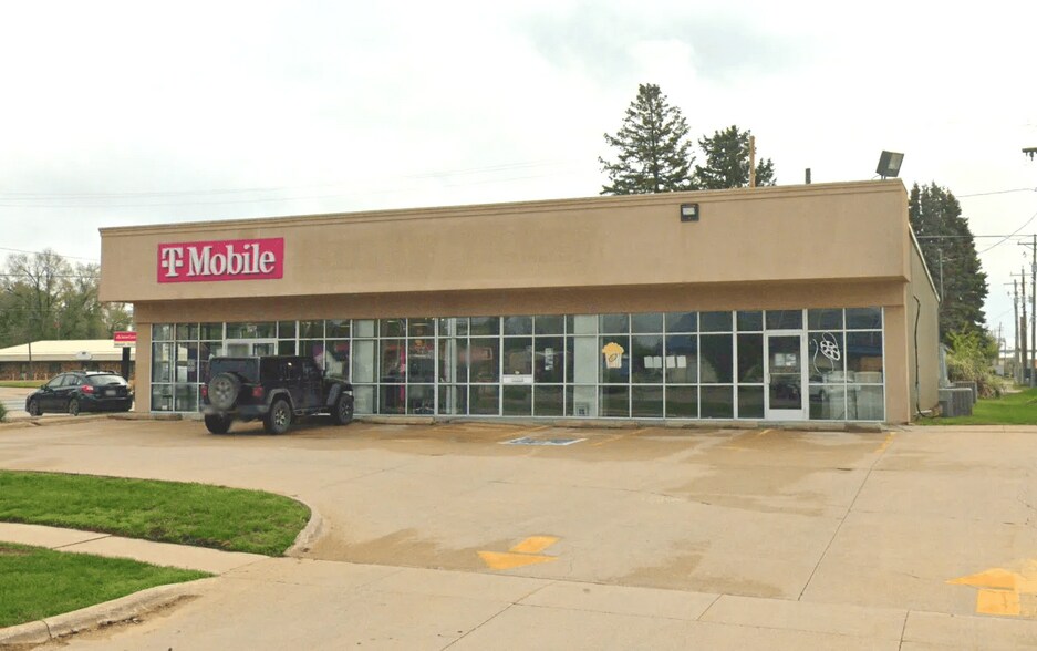 More Photos Of 812 A Ave, Oskaloosa General Retail For Lease