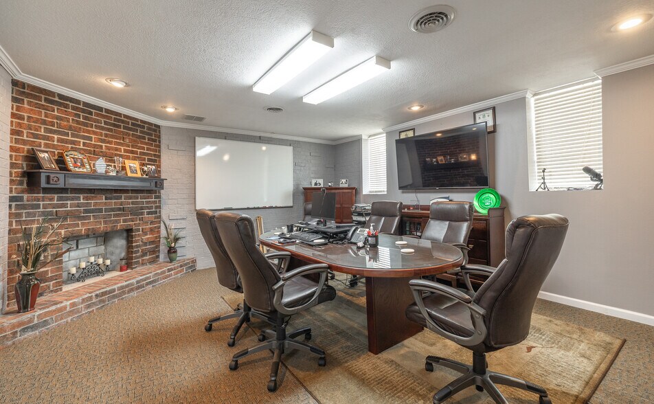 More Photos Of 575 Marshall Dr, Saint Robert Office For Sale