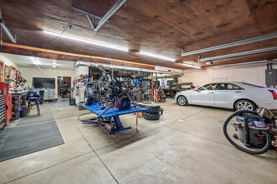 More Photos Of 4085 / 4086 State Route 422, Southington Showroom For Sale