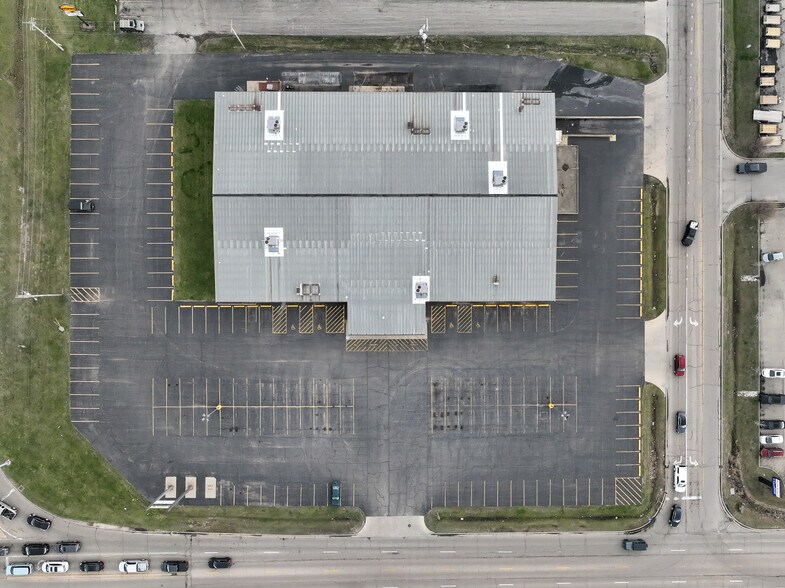 More Photos Of 1407 38th St, Peru Freestanding For Lease