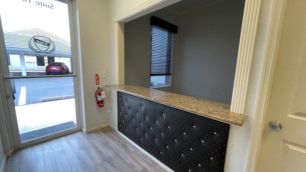 More Photos Of 3459 Pine Ridge Rd, Naples Office For Lease