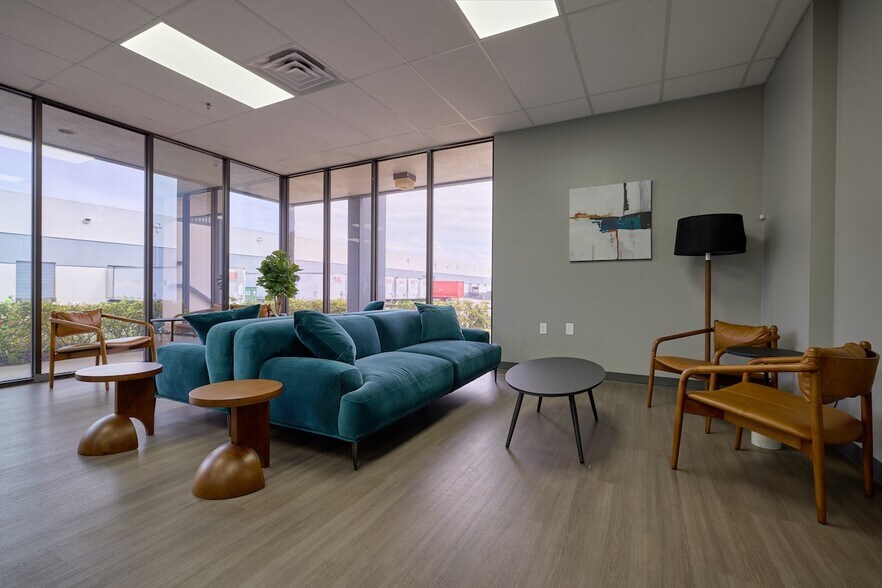 More Photos Of 1255 La Quinta Dr, Orlando Warehouse For Lease