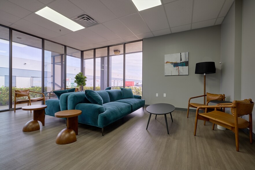 More Photos Of 1255 La Quinta Dr, Orlando Warehouse For Lease