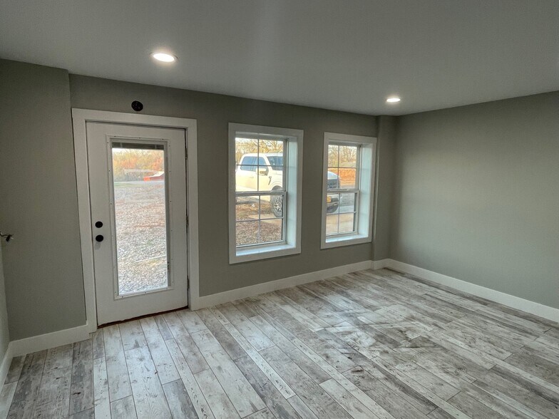More Photos Of 3376 Forest Rd, Bedford Flex For Sale