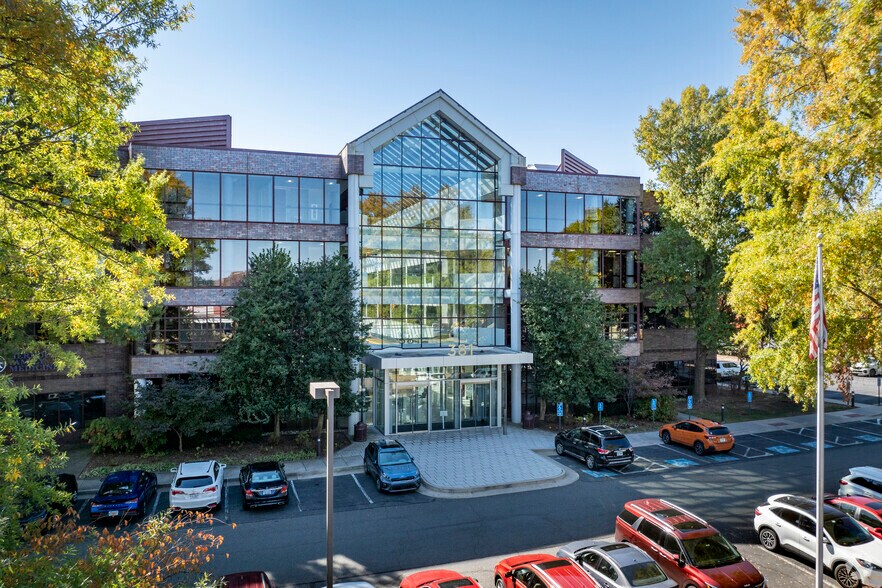 More Photos Of 381 Elden St, Herndon Office For Lease