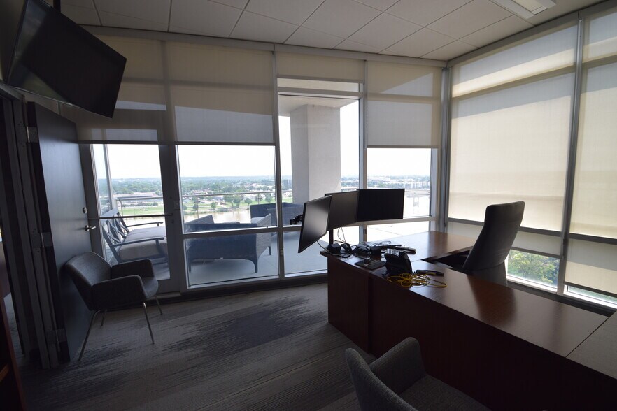 More Photos Of 5 Statehouse Plz, Little Rock Office For Sale