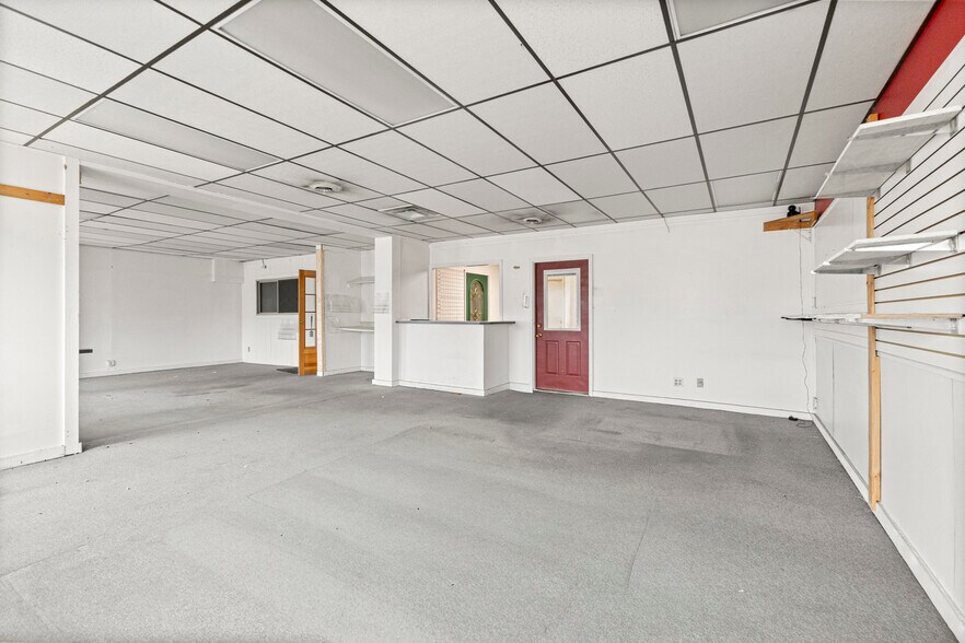 More Photos Of 26905 Plymouth Rd, Redford Township Freestanding For Lease