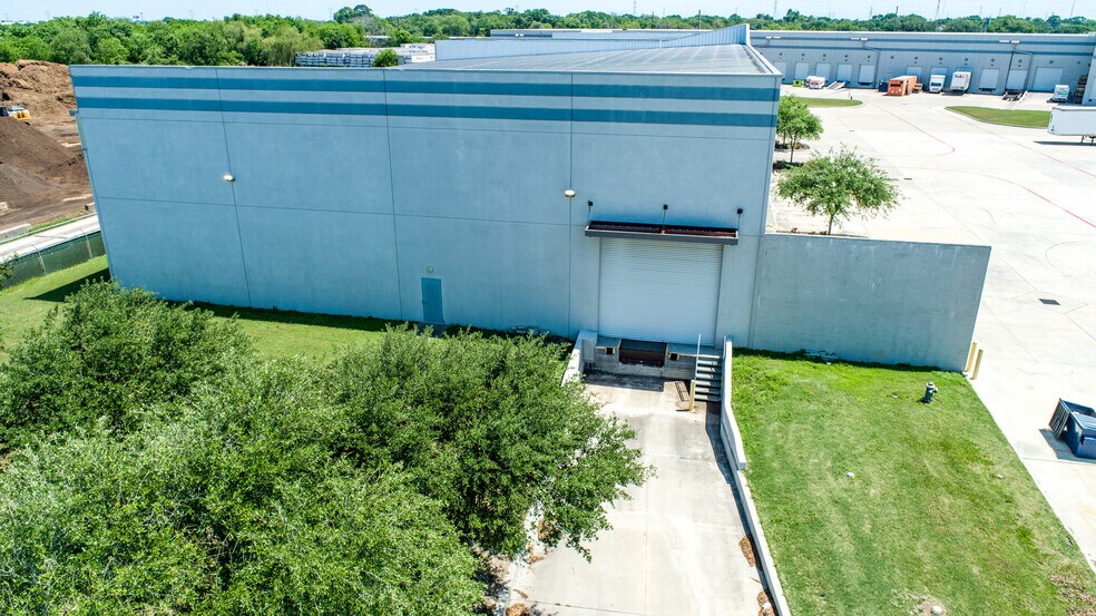 More Photos Of 1511 Industrial Dr, Missouri City Warehouse For Lease