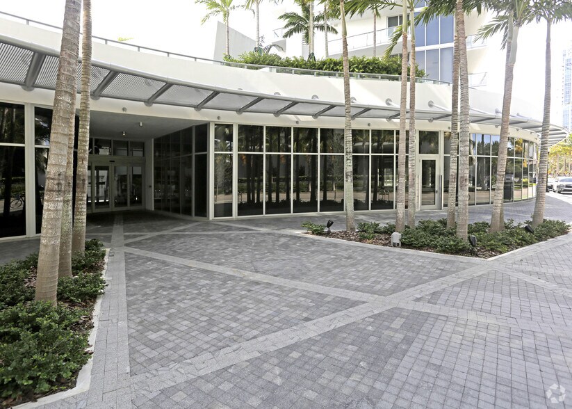 More Photos Of 801 S Pointe Dr, Miami Beach Apartments For Lease