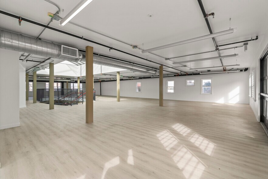 More Photos Of 1605 Ocean Front Walk, Santa Monica Storefront For Lease