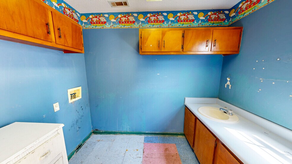 More Photos Of 104 N Herring St, Dothan Office For Sale