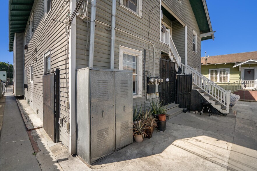 More Photos Of 239 W 43rd St, Los Angeles Apartments For Sale