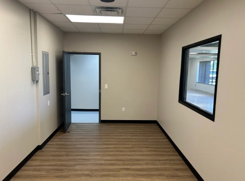 More Photos Of 850 Glaspie St, Oxford Warehouse For Sale