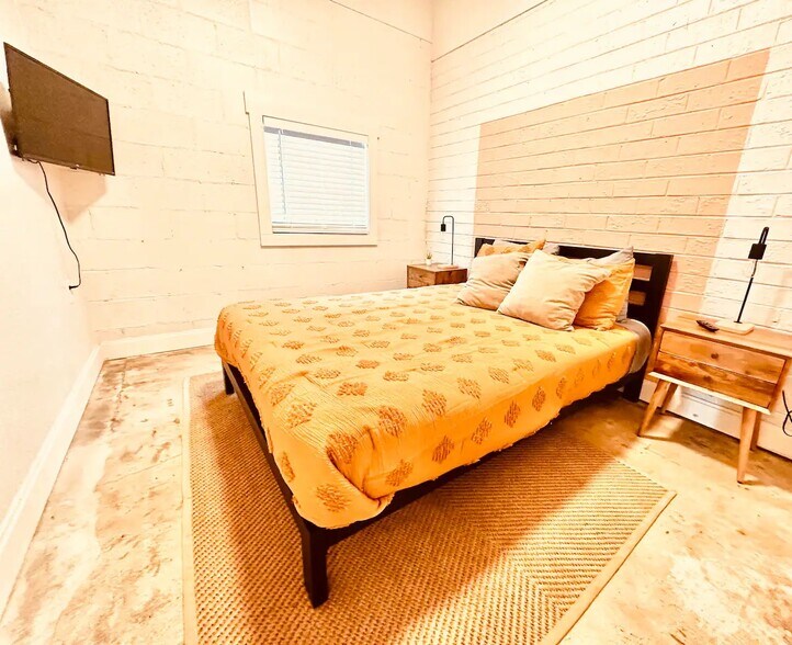 More Photos Of 380 SW Amal Dr, Atlanta Freestanding For Sale