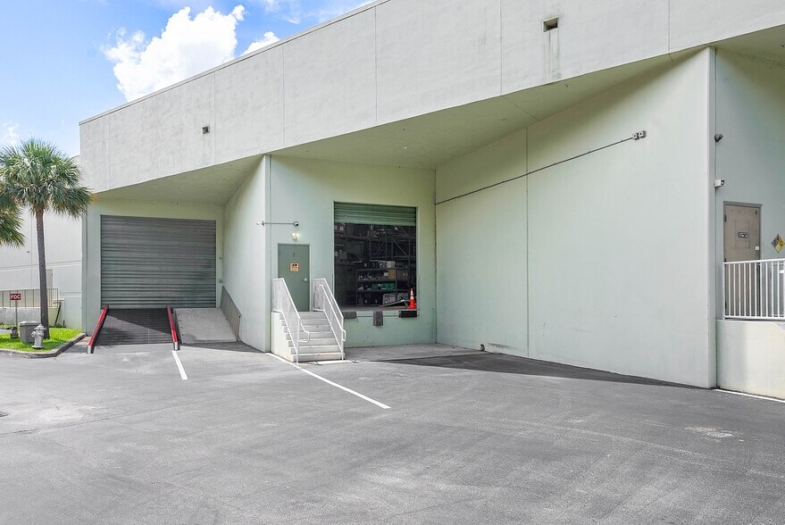 More Photos Of 1200 S Rogers Cir, Boca Raton Warehouse For Lease