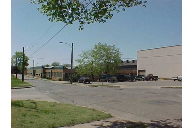More Photos Of 1709 Thompson St, Lansing Warehouse For Lease