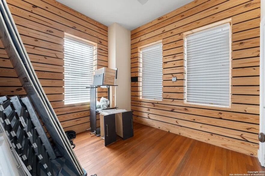 More Photos Of 2323 Buena Vista St, San Antonio Freestanding For Sale