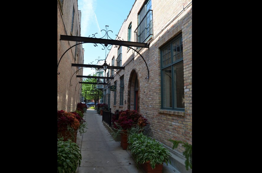 More Photos Of 518-534 N Milwaukee Ave, Libertyville Storefront Retail Residential For Lease