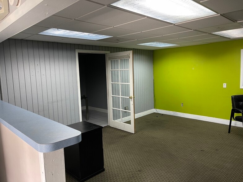 More Photos Of 5731 SW 23rd St, West Park Auto Repair For Lease