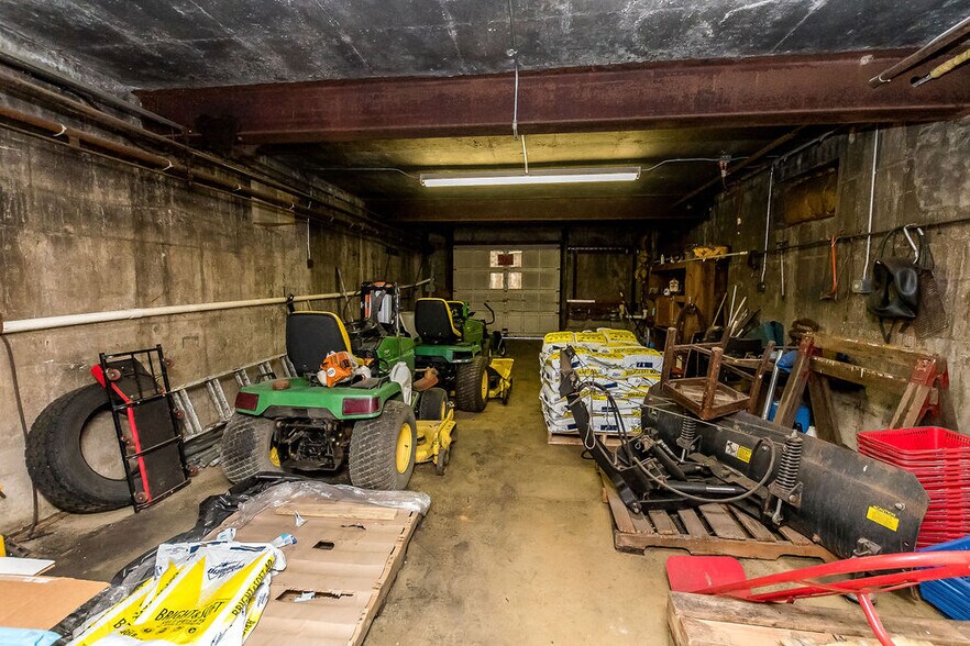 More Photos Of 196 Carlton Dr, Inwood Industrial For Sale