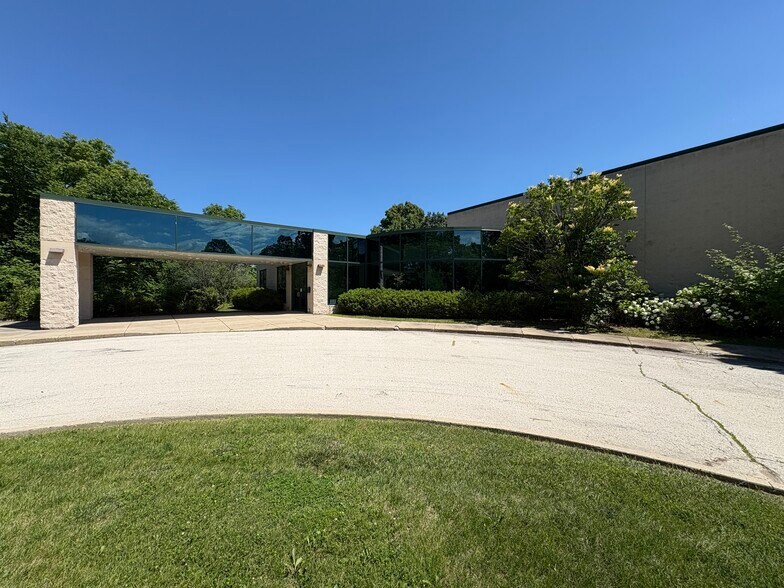 More Photos Of 9980 S Oakwood Park Dr, Franklin Manufacturing For Sale