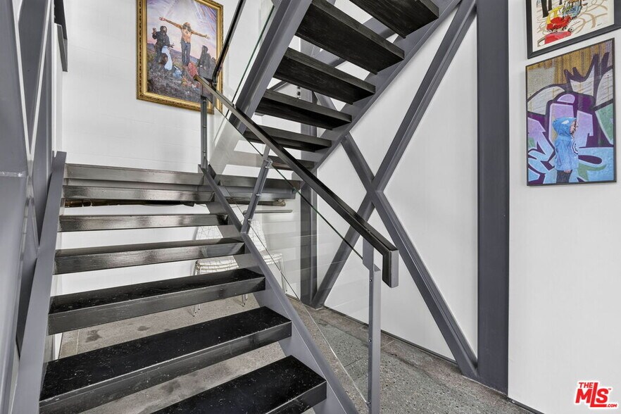 More Photos Of 2120 Narcissus Ct, Venice Office For Sale