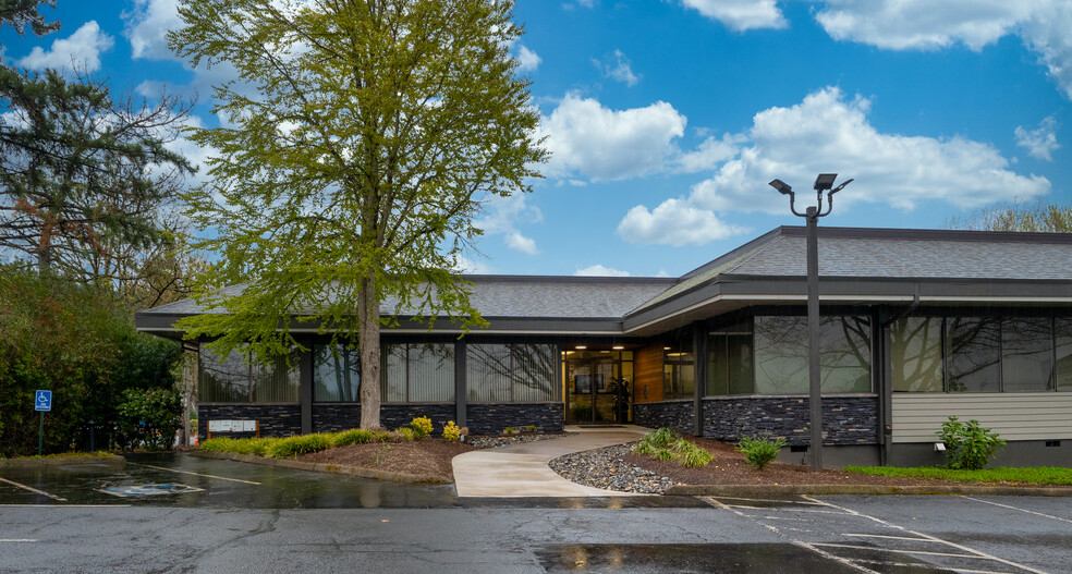 Primary Photo Of 25195 SW Parkway Ave, Wilsonville Medical For Lease