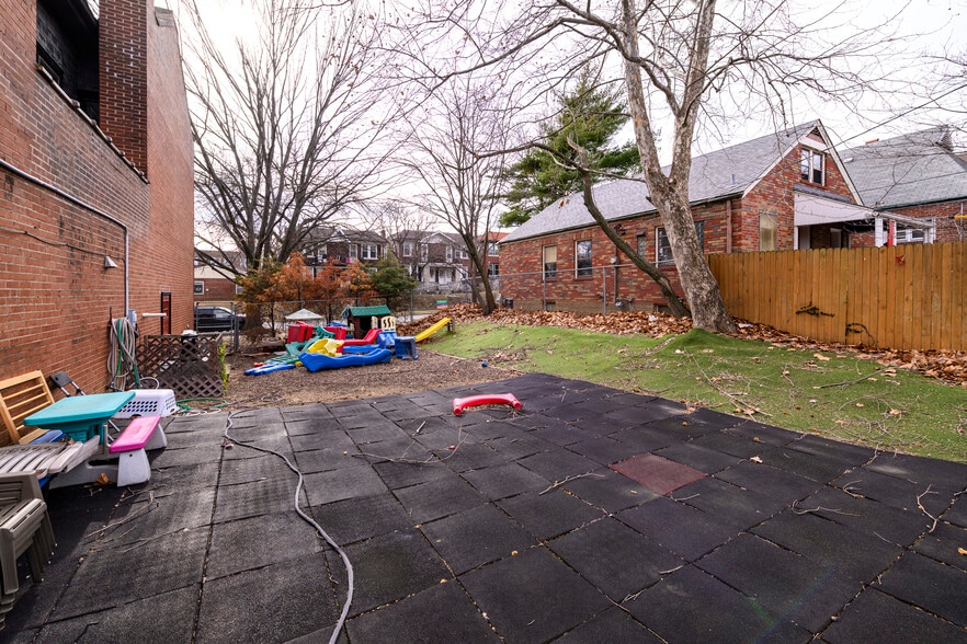 More Photos Of 5001 Pernod Ave, Saint Louis Flex For Sale