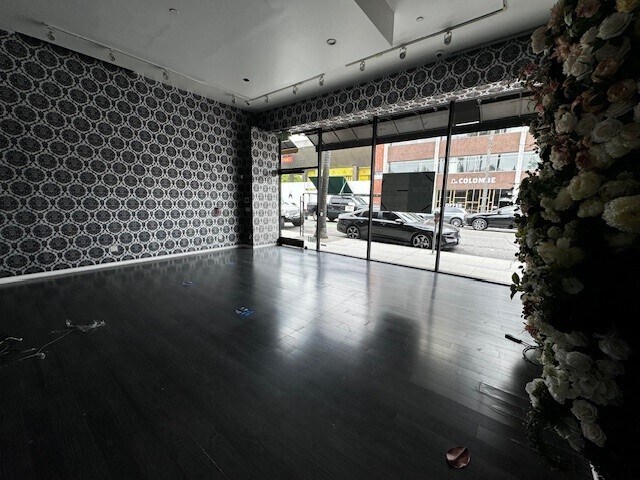 More Photos Of 9601-9609 Santa Monica Blvd, Beverly Hills Restaurant For Lease