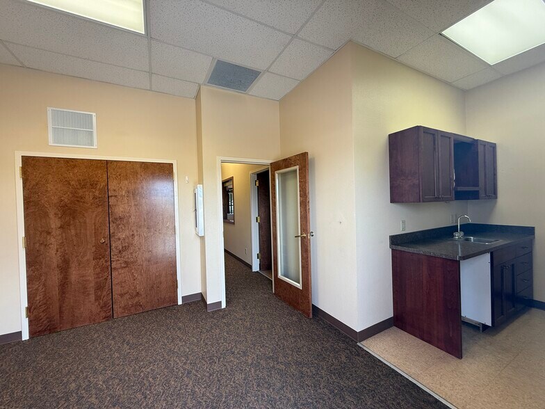 More Photos Of 1414 Hawk Pky, Montrose Freestanding For Lease